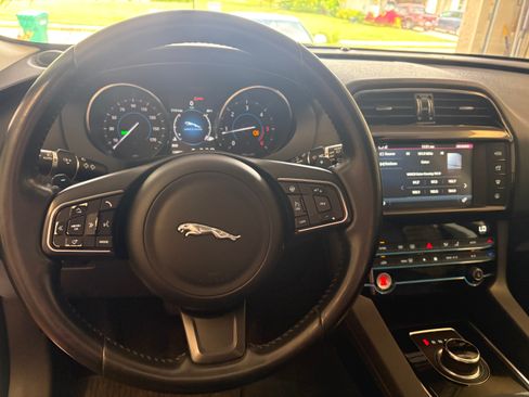 Used 2017 Jaguar F-PACE Premium AWD/4WD image 6