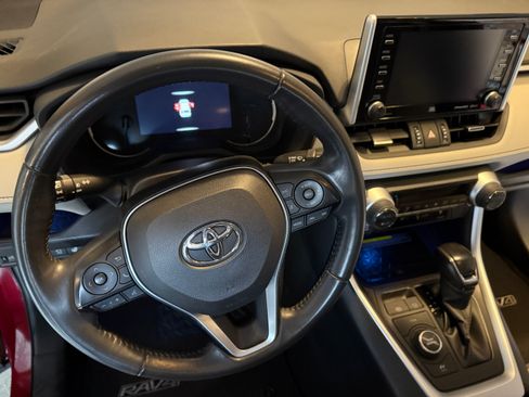 Used 2020 Toyota RAV4 Limited image 14