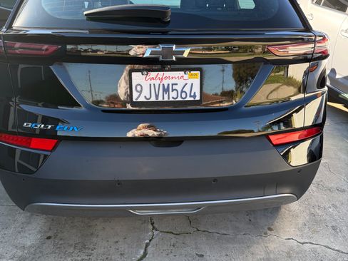 Used 2023 Chevrolet Bolt EUV LT w/ Convenience Package image 2