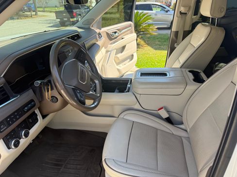 Used 2022 GMC Yukon Denali w/ Denali Premium Package image 5