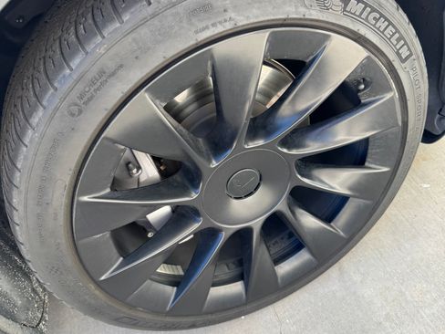 Used 2021 Tesla Model Y Long Range image 16