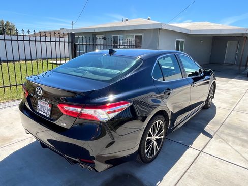 Used 2020 Toyota Camry SE w/ Carpet Mat Package image 5