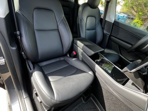 Used 2021 Tesla Model Y Long Range image 9