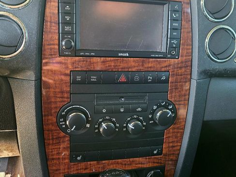 Used 2010 Jeep Commander Limited image 12