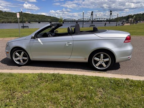 Used 2013 Volkswagen Eos Executive FWD image 4