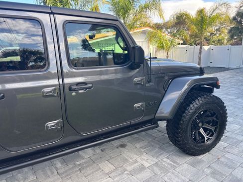 Used 2023 Jeep Gladiator Sport image 2