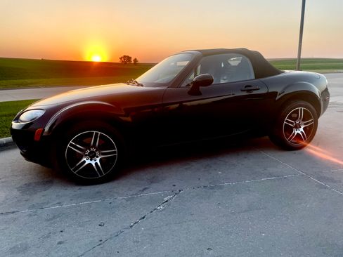 Used 2008 MAZDA MX-5 Miata Sport w/ Convenience Pkg RWD image 2