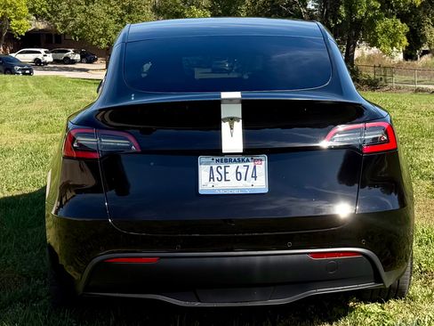 Used 2021 Tesla Model Y Performance image 9
