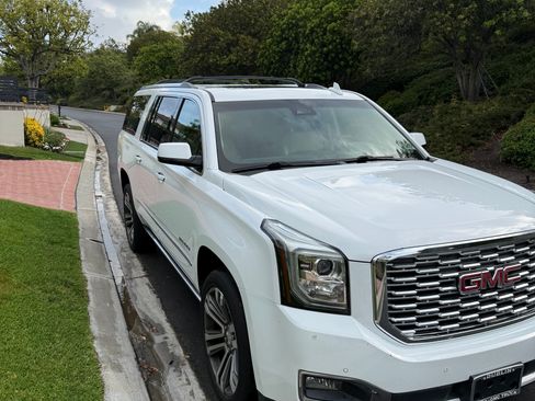 Used 2019 GMC Yukon XL Denali w/ Denali Ultimate Package AWD/4WD image 5