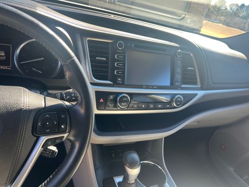 Used 2017 Toyota Highlander Limited image 11