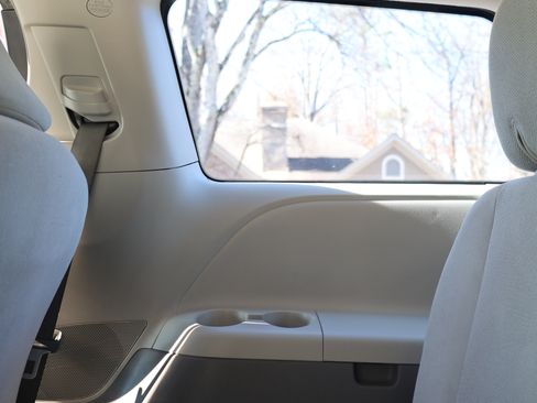 Used 2011 Toyota Sienna CE image 12