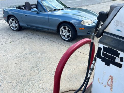 Used 2005 MAZDA MX-5 Miata image 7