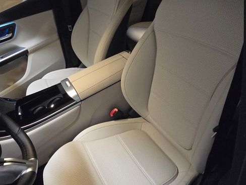 Used 2024 Mercedes-Benz GLC 300 4MATIC image 4