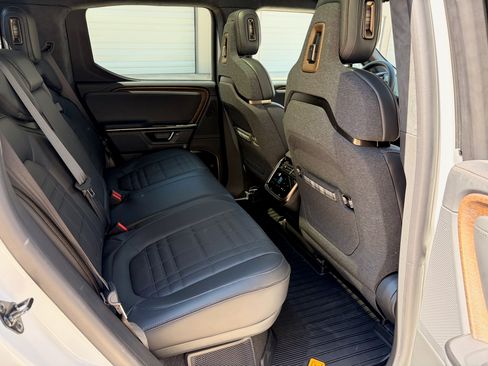 Used 2026 Rivian R1T Premium image 27