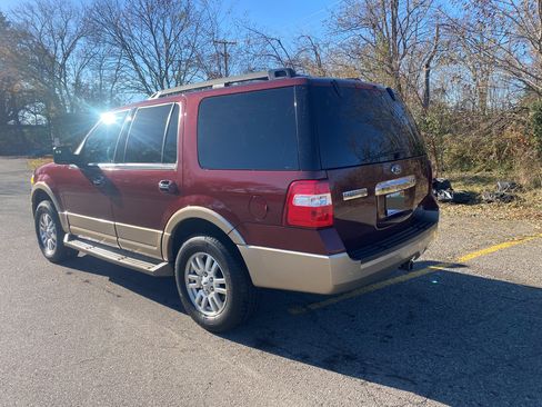 Used 2012 Ford Expedition XLT image 2