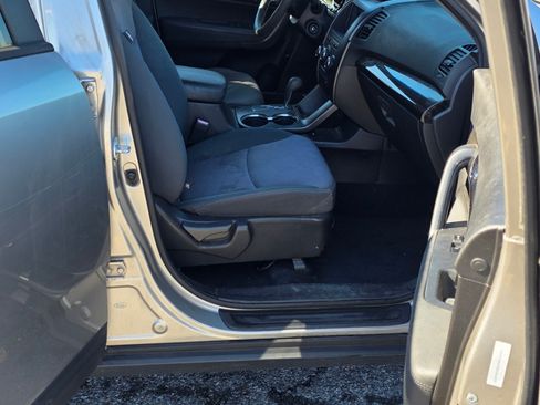Used 2013 Kia Sorento LX w/ Convenience Pkg image 9