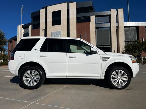 Used 2013 Land Rover LR2 HSE image 6