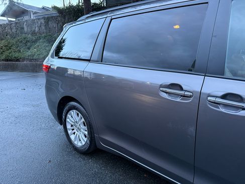 Used 2016 Toyota Sienna XLE Premium image 4