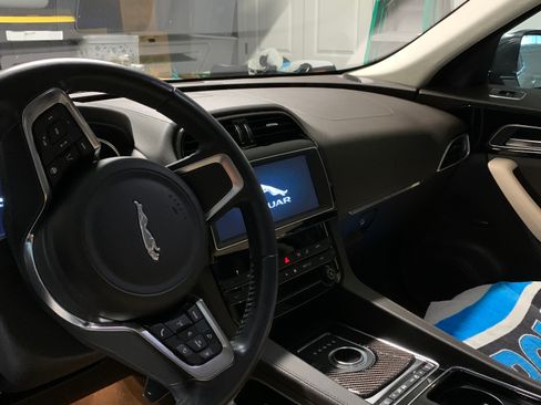 Used 2019 Jaguar F-PACE Prestige image 8