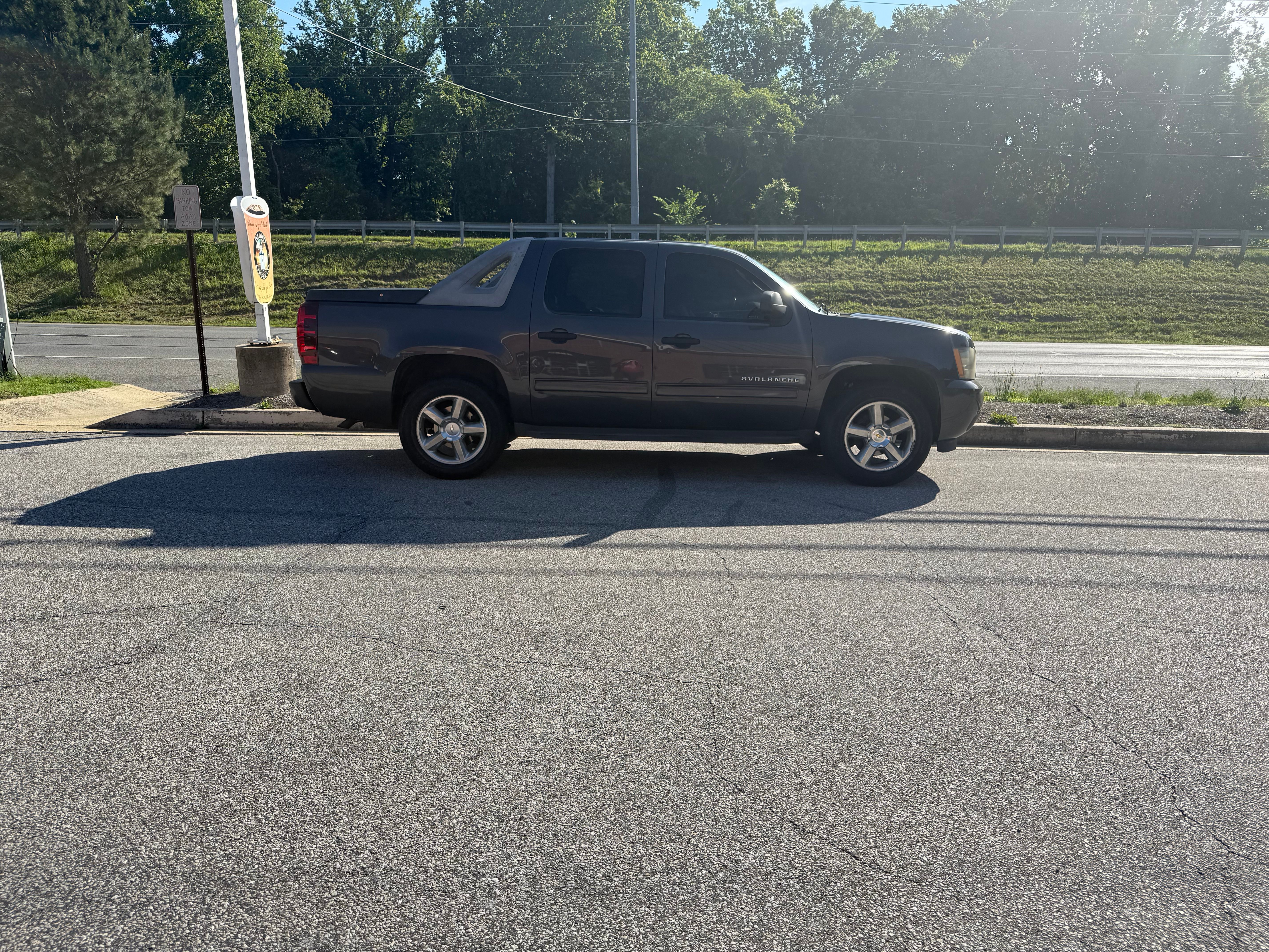 Used 2010 Chevrolet Avalanche LS RWD image 1