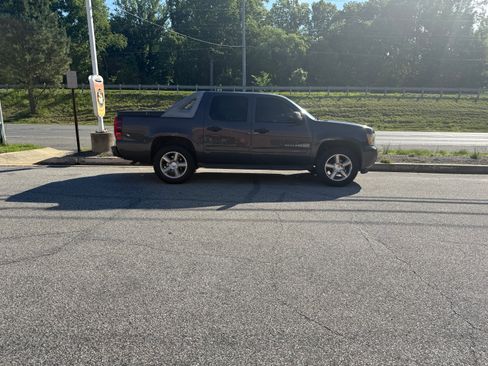 Used 2010 Chevrolet Avalanche LS RWD image 1