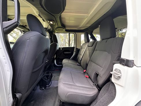 Used 2018 Jeep Wrangler Unlimited Sport image 9