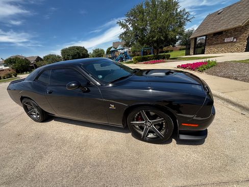 Used 2016 Dodge Challenger R/T Scat Pack RWD image 2