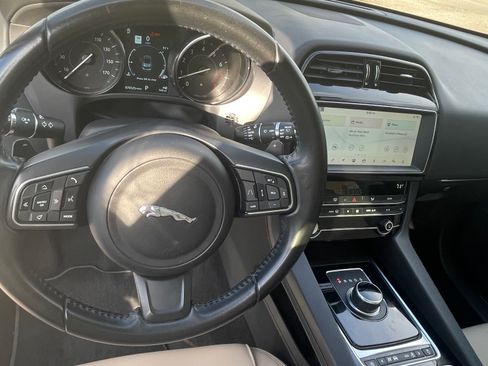 Used 2019 Jaguar F-PACE Premium image 8