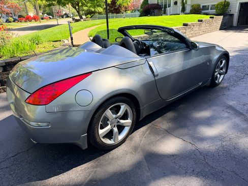 Used 2006 Nissan 350Z Touring RWD image 6