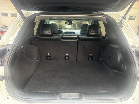 Used 2019 Jeep Cherokee Overland w/ Technology Group image 6