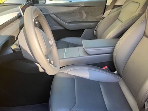 Used 2026 Tesla Model Y Long Range image 8