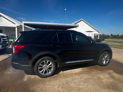 Used 2023 Ford Explorer XLT w/ Equipment Group 202A image 9