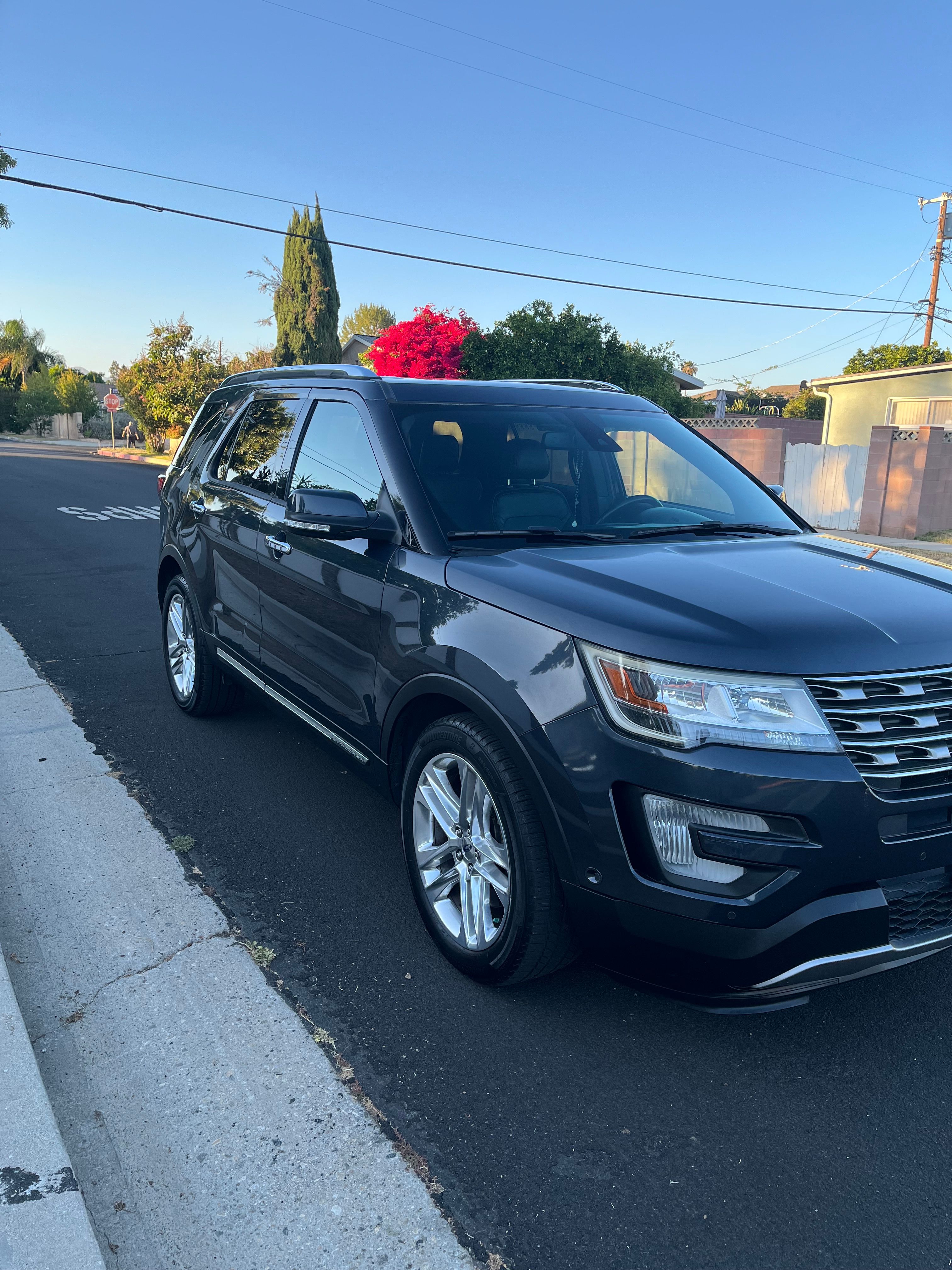 Used 2017 Ford Explorer Limited w/ Equipment Group 301A FWD image 2