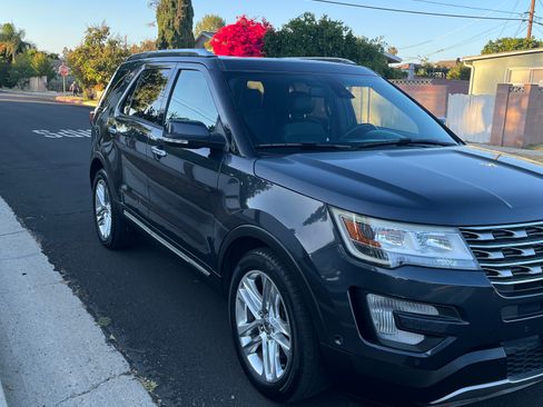 Used 2017 Ford Explorer Limited w/ Equipment Group 301A FWD image 2