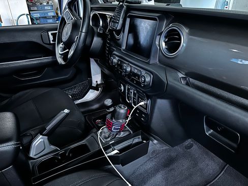 Used 2018 Jeep Wrangler Unlimited Sahara AWD/4WD image 12