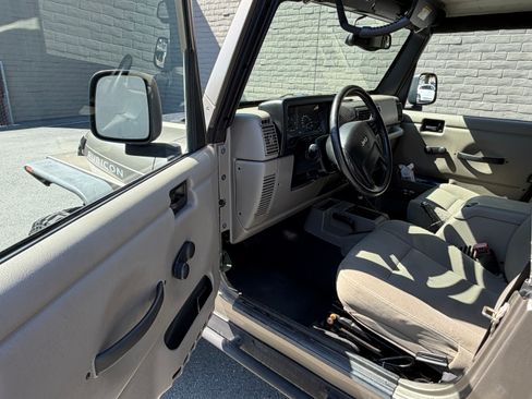 Used 2006 Jeep Wrangler Unlimited Rubicon AWD/4WD image 8