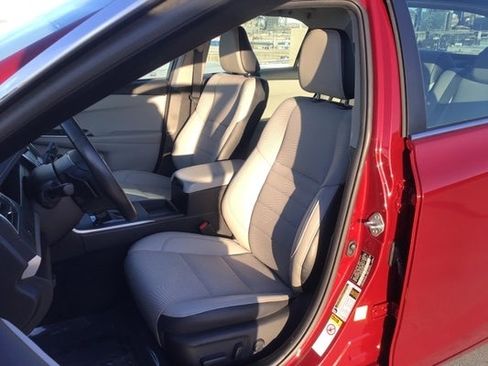 Used 2017 Toyota Camry SE image 4