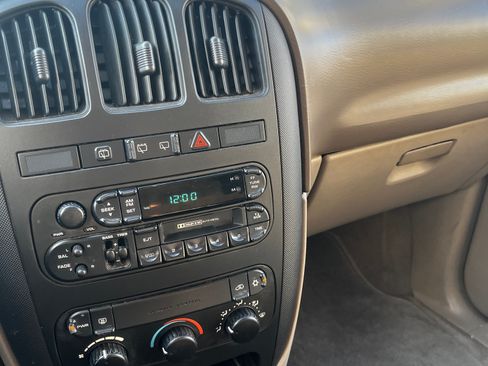 Used 2002 Dodge Caravan SE image 13