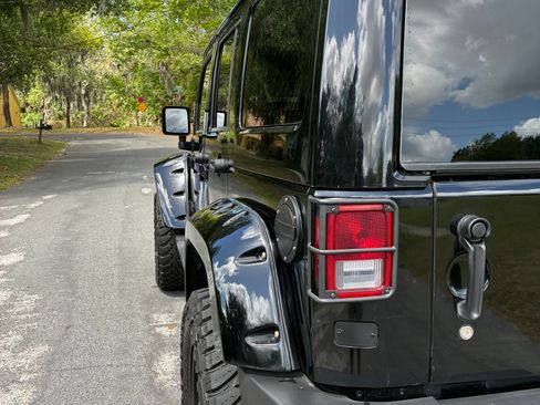 Used 2011 Jeep Wrangler Unlimited Sahara w/ Connectivity Group AWD/4WD image 8