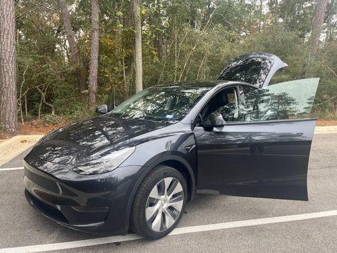 Used 2024 Tesla Model Y Long Range image 11