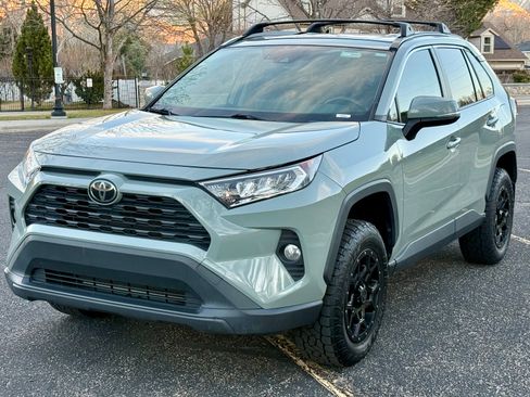 Used 2020 Toyota RAV4 XLE Premium image 4