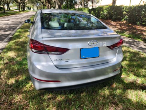 Used 2018 Hyundai Elantra SE image 2