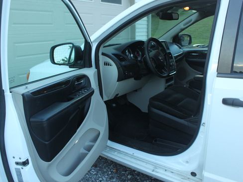Used 2019 Dodge Grand Caravan SE w/ UConnect Hands-Free Group FWD image 8