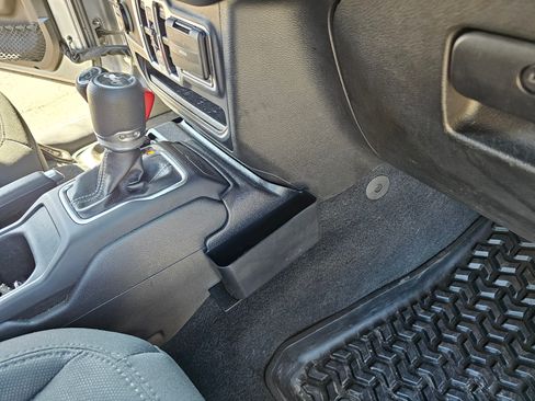 Used 2019 Jeep Wrangler Unlimited Sahara image 16