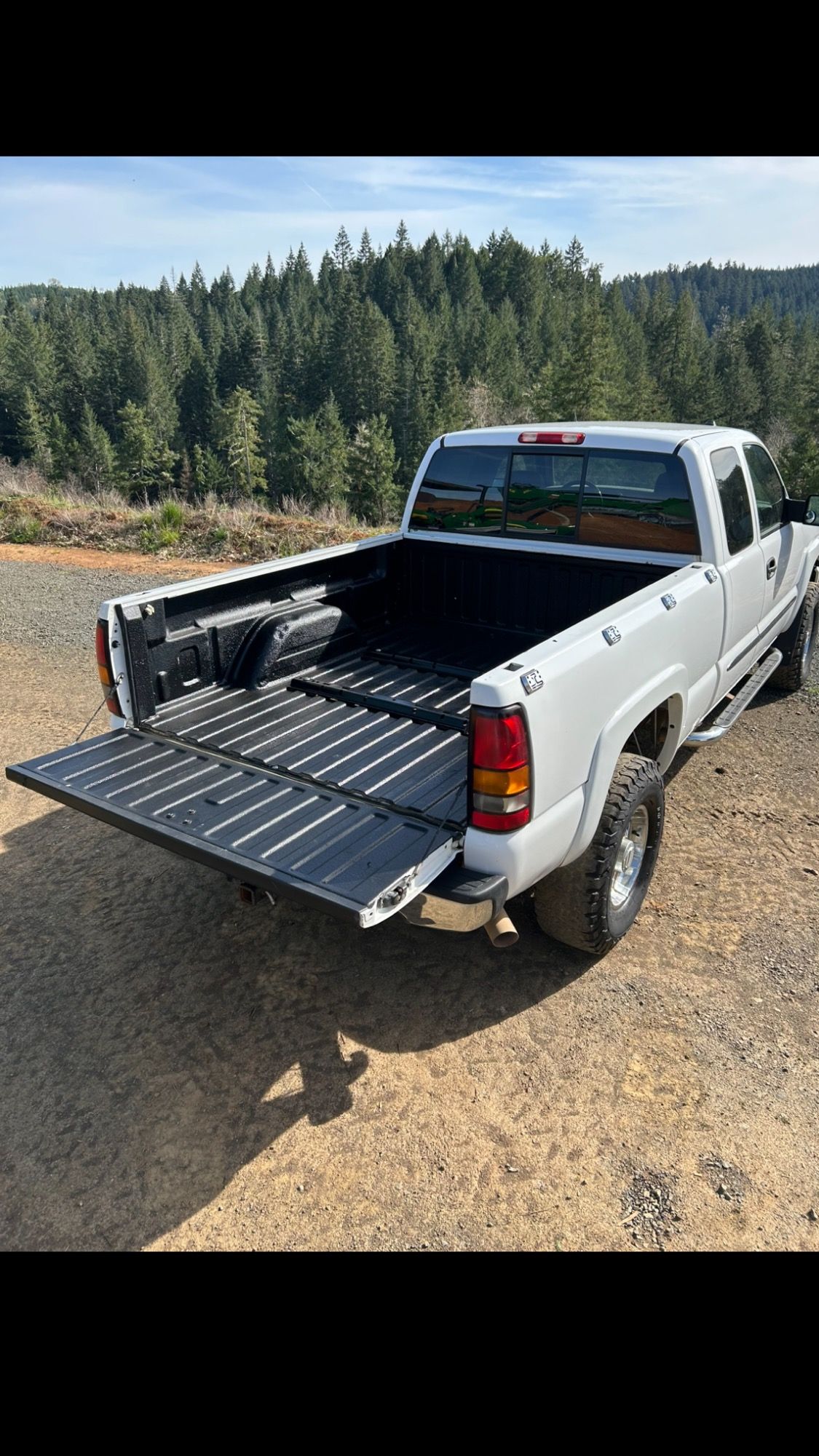 Used 2005 GMC Sierra 2500 SLT w/ Skid Plate Package AWD/4WD image 9