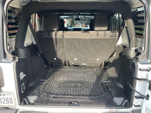 Used 2018 Jeep Wrangler Unlimited Sahara w/ Connectivity Group image 9