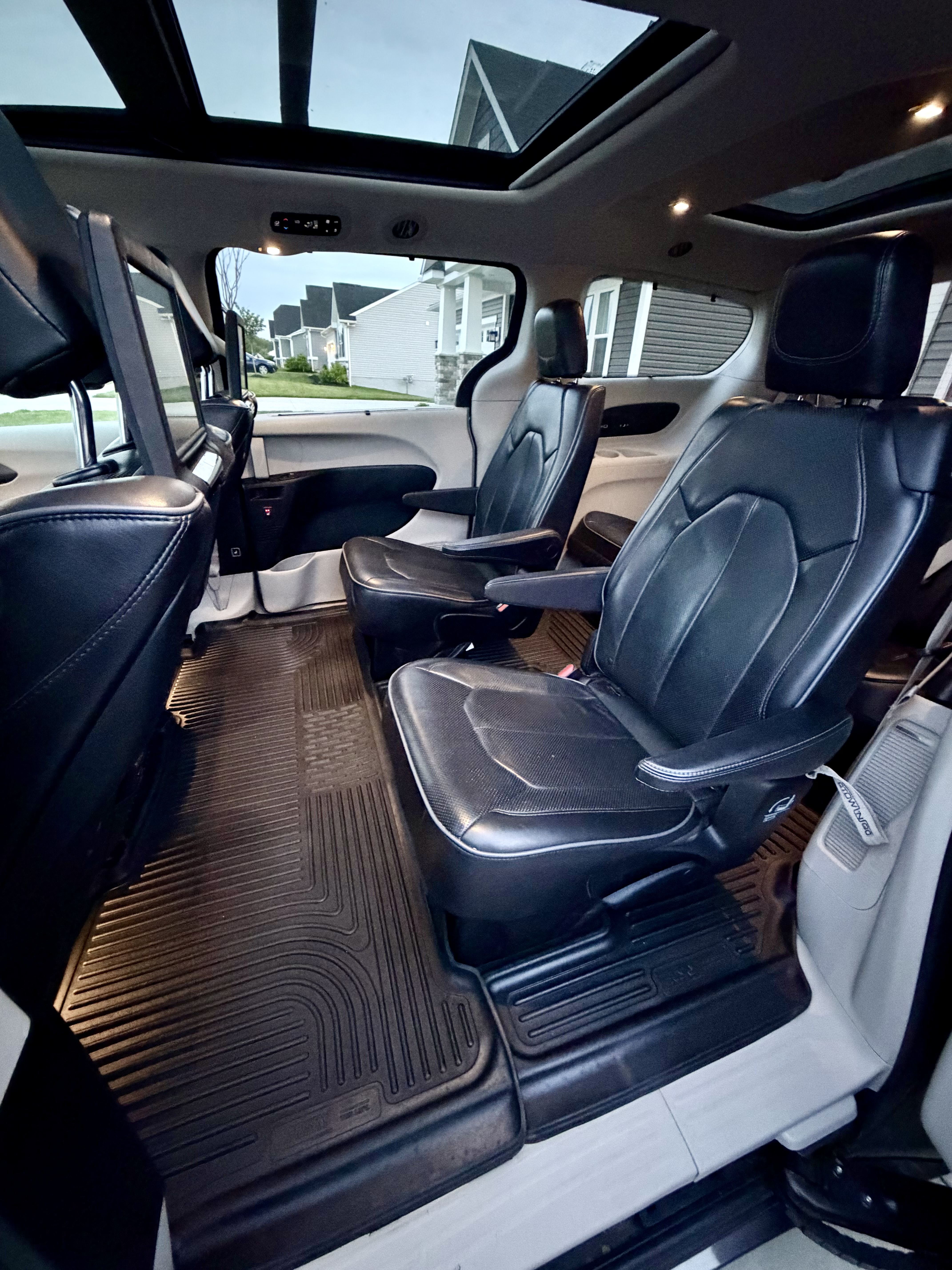 Used 2018 Chrysler Pacifica Limited w/ Tire & Wheel Group FWD image 19