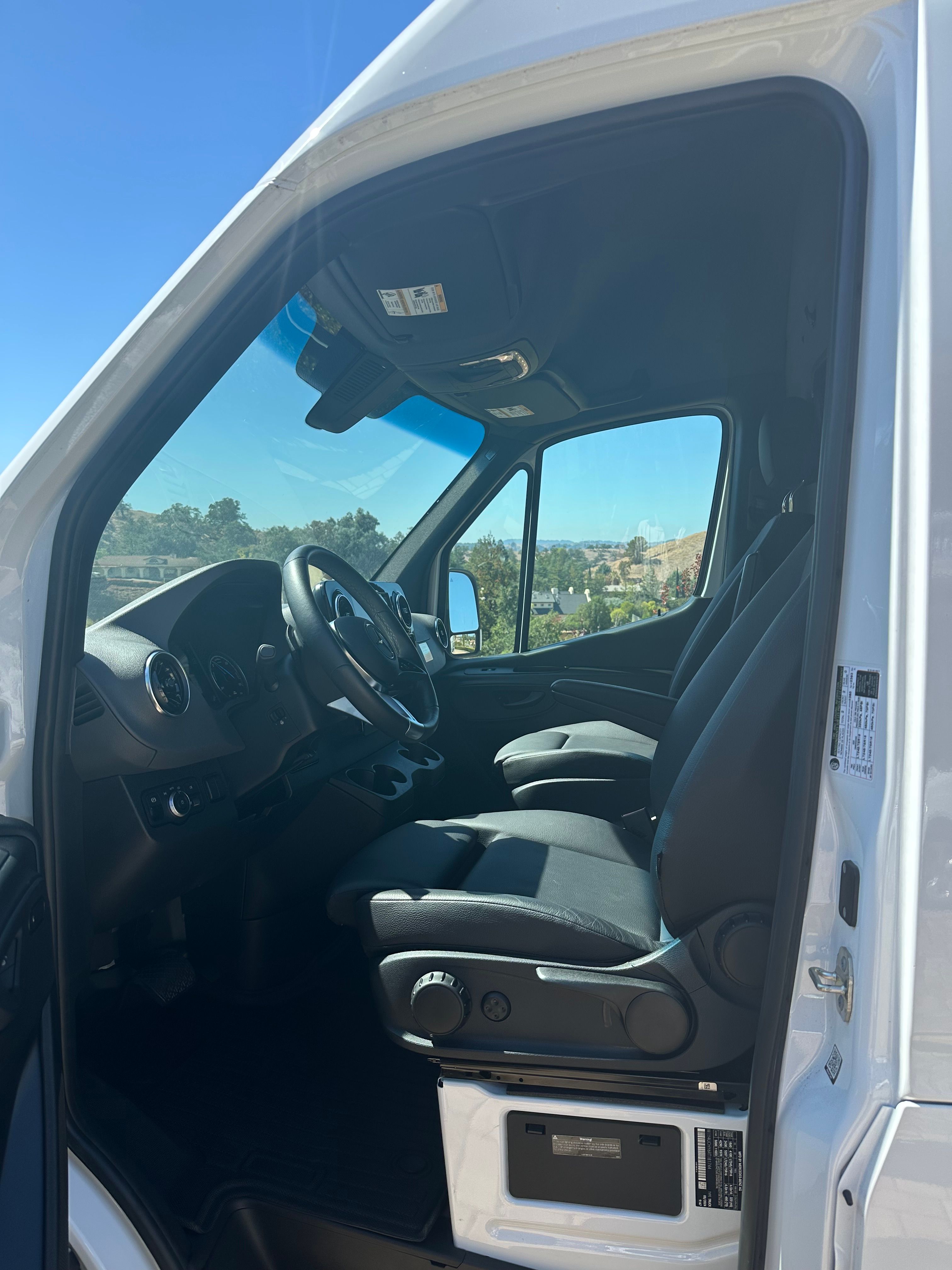 Used 2024 Mercedes-Benz eSprinter 170 Cargo image 2