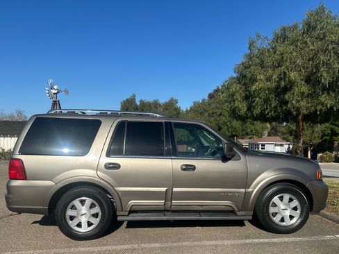 Used 2004 Lincoln Navigator Sport Utility 4D image 2