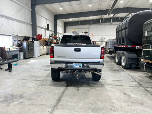 Used 2005 Chevrolet Silverado 2500 LT w/ Heavy-Duty Power Package image 10